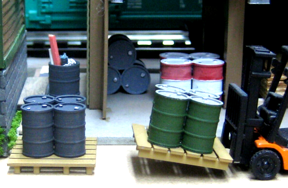 O GAUGE 18 PALLETS with 4 INTERLOCKED DRUMS used with LIONEL and MTH RR layouts