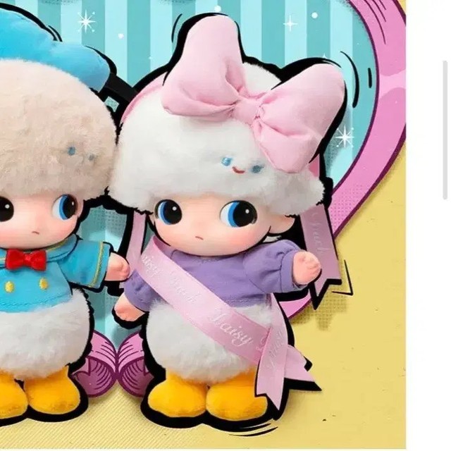 Pop Mart Disney Series Daisy Gift Keyring New in Box