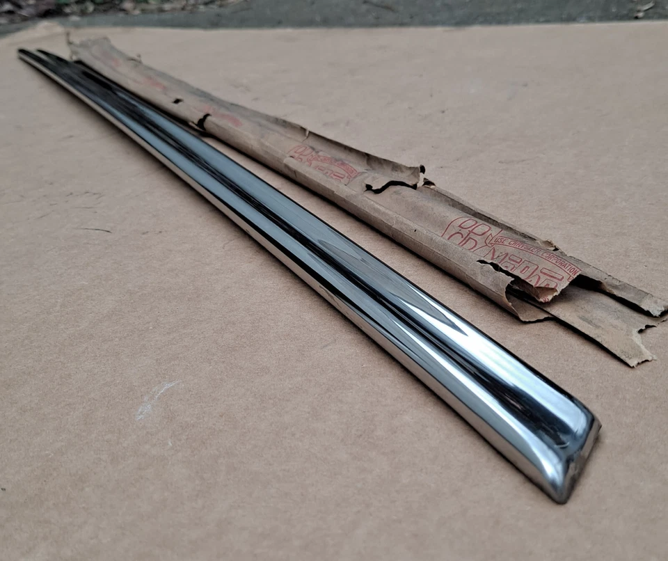 1949 1950 Plymouth Special Deluxe P18 P20 Nuevo de Lote Antiguo MoPar Puerta Delantera Derecha Moldura Foto 2 de 3