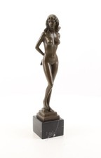 Sculpture Femme nue en bronze sur un socle en marbre noir d'après Nick