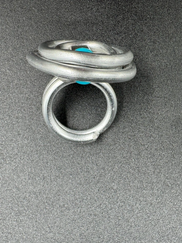 Anillo rompecabezas de aluminio inspirado en Bauhaus hecho a mano diseñador argentino disco verde azulado casi nuevo+ Foto 3 de 4