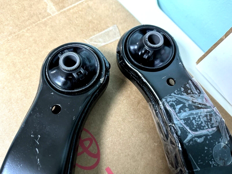 Левый и правый передний нижний рычаг управления для Toyota Sienna 2011-2020 годов выпуска ОРИГИНАЛЬНАЯ ДЕТАЛЬ - Изображение 3 из 4