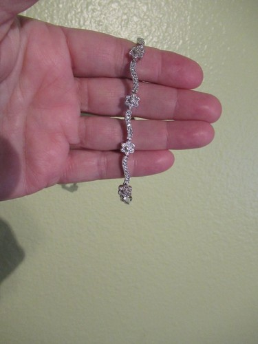 Pulsera de diamantes sintéticos margarita floral con eslabón plateado de 8" USADA 1X AL POR MENOR $69 - Imagen 6 de 6