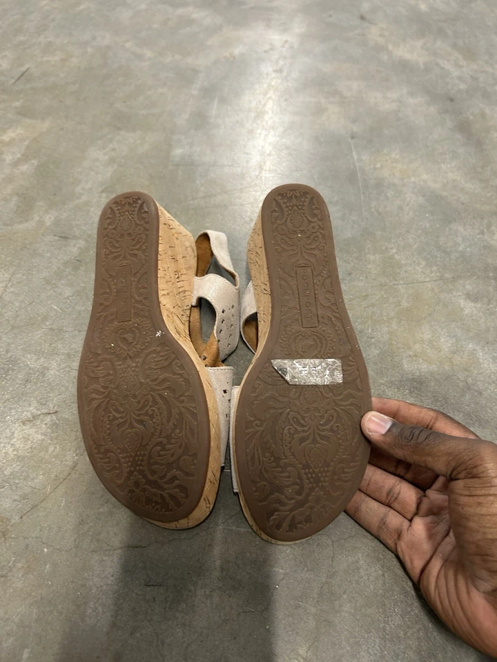 Sandalia de cuña de gamuza Rockport Briah para mujer corte láser metálico caqui 8,5 Foto 4 de 4