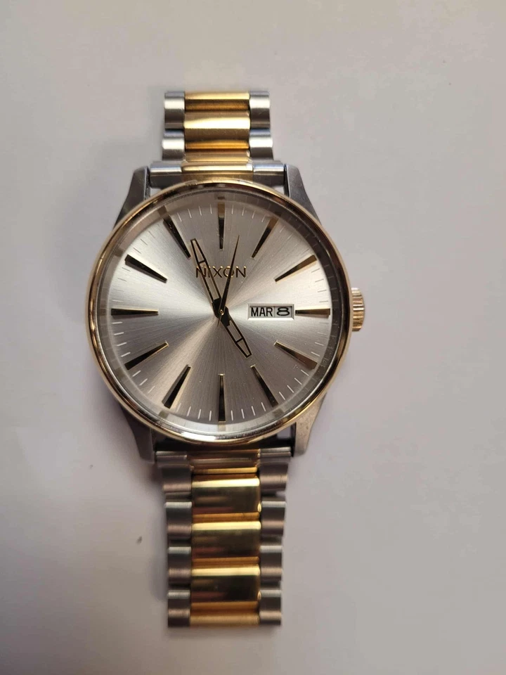 Nixon - The Sentry SS 42MM relógio masculino dia/data aço inoxidável/tom dourado - mostrador dourado - Imagem 2 de 4