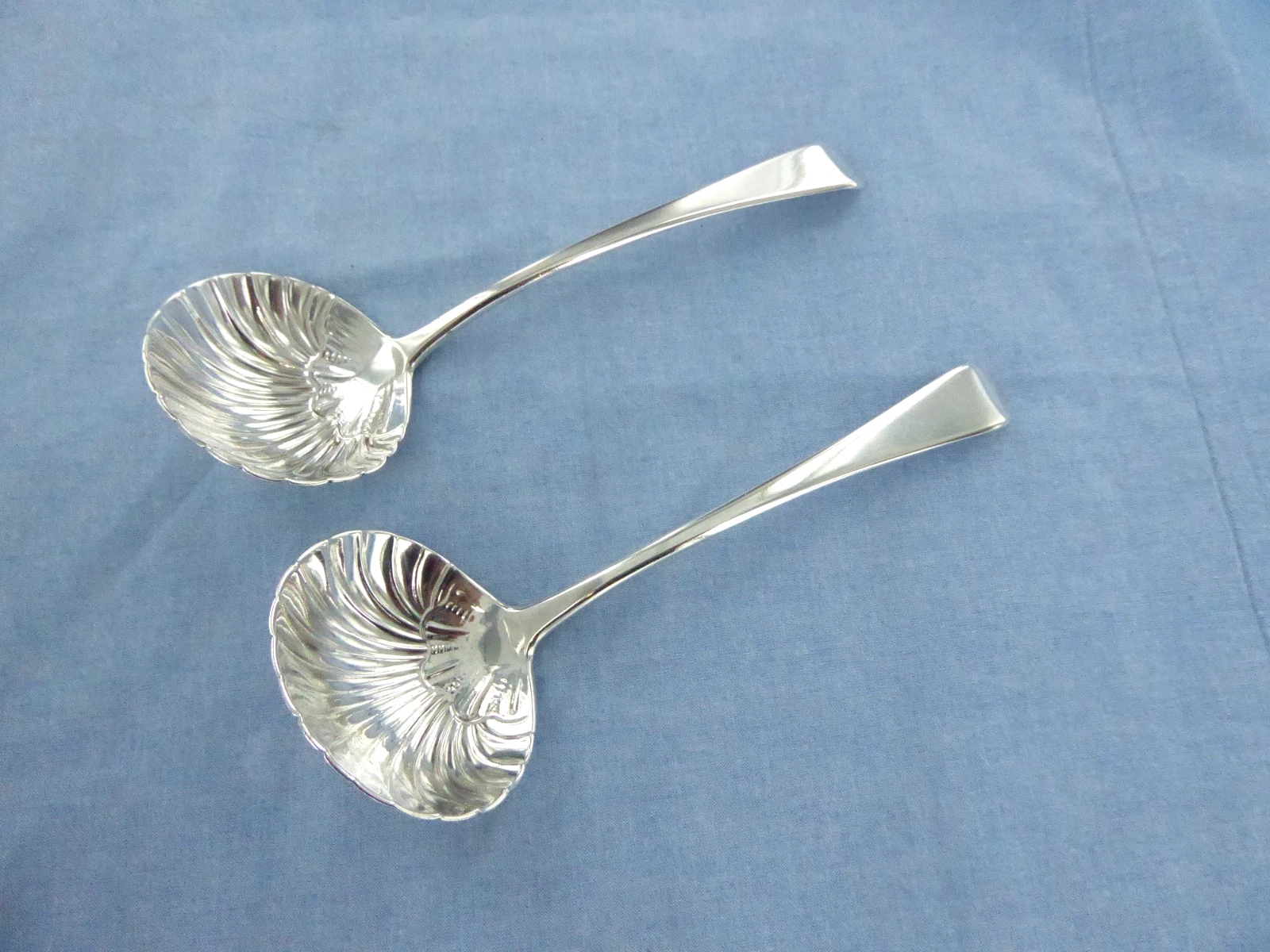 AN ANTIQUE PAIR OF STERLING SILVER OLD ENGLISH FLUTED SAUCE LADLES LONDON 1806.
Opens in a new windo