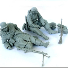 1/35 Scale WWII German Soldiers Resting   Resin Model Figure Kit with Weapons