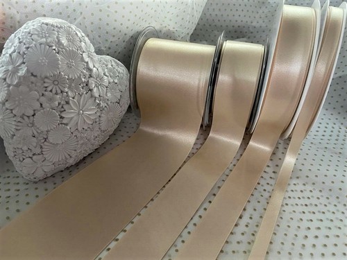 Berisfords CREMA nastro raso trasparente e grosgrain matrimonio sposa (50) - 3 mm - 70 mm - Foto 3 di 14