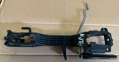 02-2007 TOYOTA ALPHARD MK1 DRIVER SIDE RIGHT FRONT EXTERIOR DOOR HANDLE BRACKET