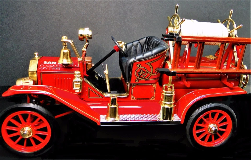 Vintage Classic Antique Red Fire Engine Truck Metal Dream Model Car Pickup Promo - Image 4 of 4