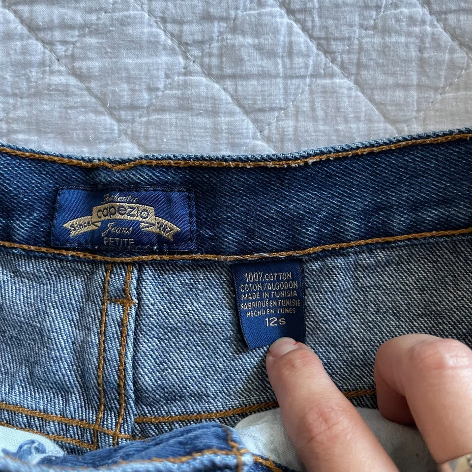 Pantalones de mezclilla rectos con botones de bolsillo de algodón Capezio Petites para mujer talla 12s Foto 3 de 4