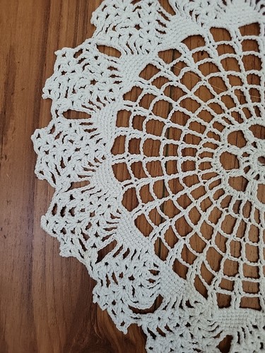 Vintage handmade crocheted white cotton doilies Lot of four. Diameter 11"-12" - Picture 7 of 14