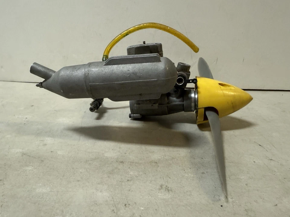 Magnum XL 40 RC  Airplane Engine With Muffler & Propeller & Carburetor - Image 3 of 4