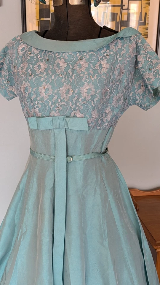 Vestido e chapéu de tafetá azul vintage da década de 1950 pequeno  - Imagem 2 de 4