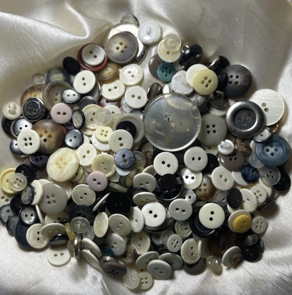 Lot of Vintage Sewing Buttons - Assorted Colours & Styles, DIY & Craft Supply - Image 2 of 4