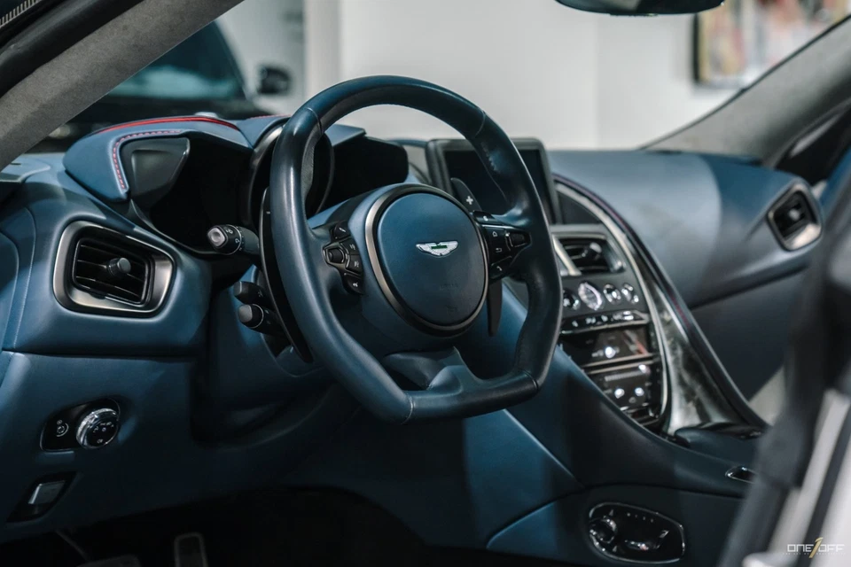 Aston Martin DBS Superleggera Carbon Everything 2019, emblemas forjados Foto 2 de 4