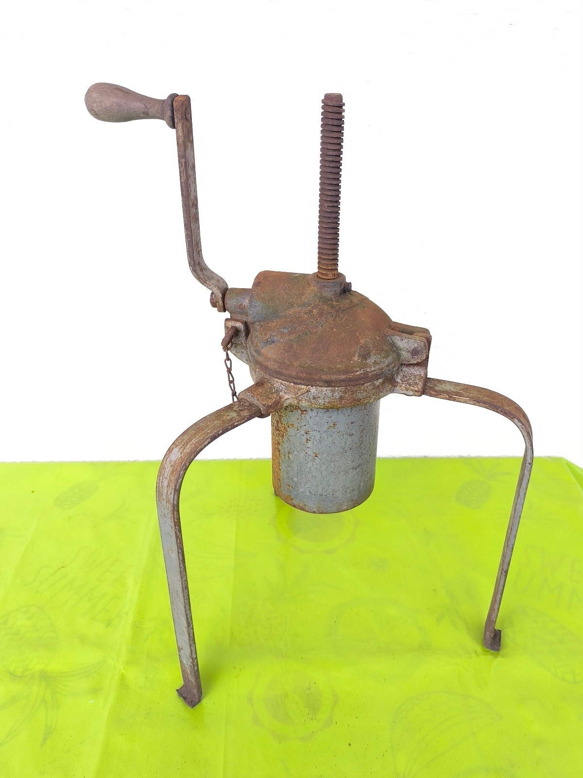 Spätzlemaschine mit Handkurbel - Schwäbische-Spätzle, mit Handkurbel- Dreibein