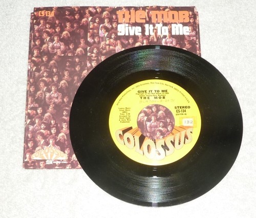 7" 45 RPM RECORD by THE MOB "GIVE IT TO ME" (1971) FUNK-SOUL / COLOSSUS CS-134 - Foto 2 di 3