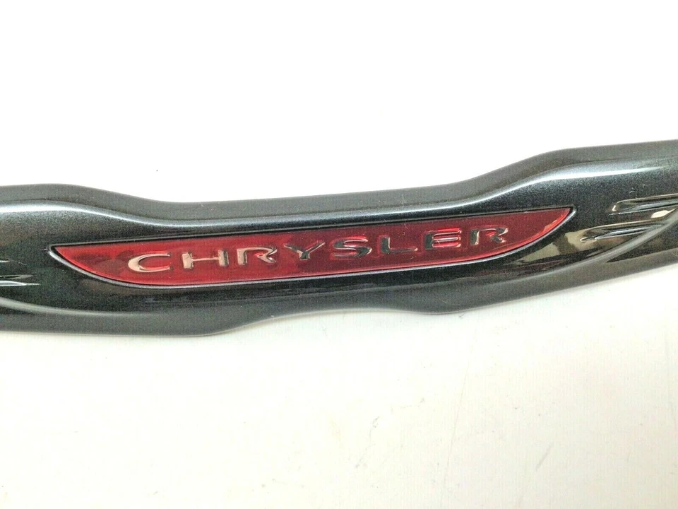 Chrysler 300 2020-2022 placa de identificación de parrilla delantera negra y roja nueva OEM 68496080AA Foto 3 de 4