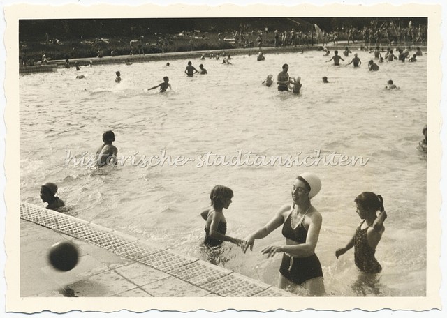 Berlino Piscina Mariendorf 1958 - Giovane Donna IN Bikini Con Volley Foto 1950er Berlino Piscina Mariendorf 1958 - Giovane Donna IN Bikini Con Volley Foto 1950er