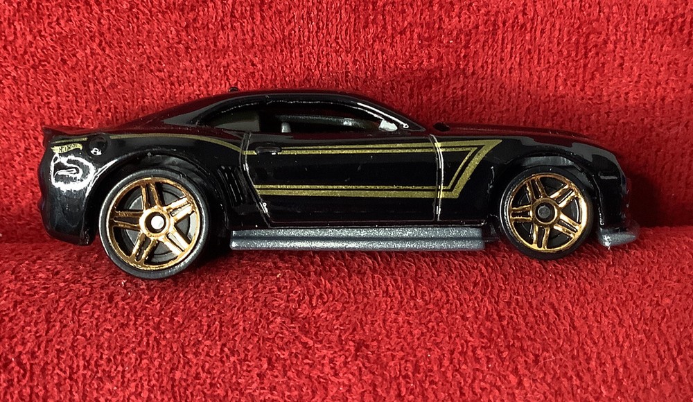 2012 Hot  Wheels X1622 loose black/gold Camaro