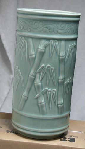 Vintage Asian Green Celadon Pottery Vase 10”—Bamboo Leaf Design - Imagen 7 de 8
