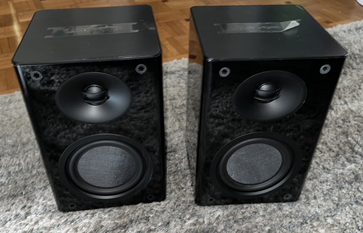 Enceintes bibliothèque Harman Kardon MAS, le son hifi puissant sans encombrer l'espace