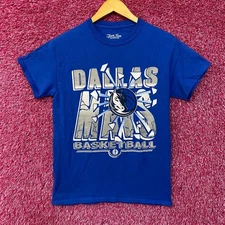 Junk Food Dallas Mavericks Break Through Basketball T-Shirt XS