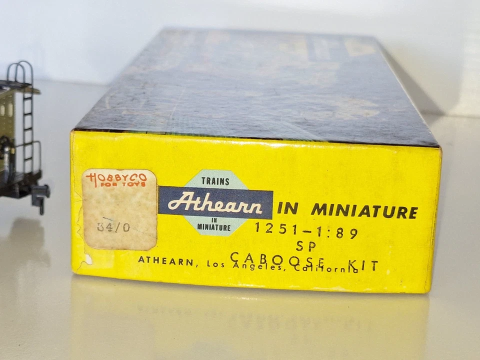 Athearn 1251 Southern Pacific Caboose Kit. Assembled. Good cond. Boxed. HO scale - Image 2 of 4