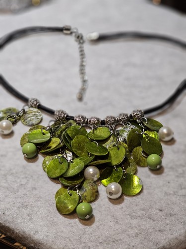 Vintage Green Abalone Shell Plastic Beads Faux Pearl Black Cord Boho Silver Tone - Picture 7 of 7