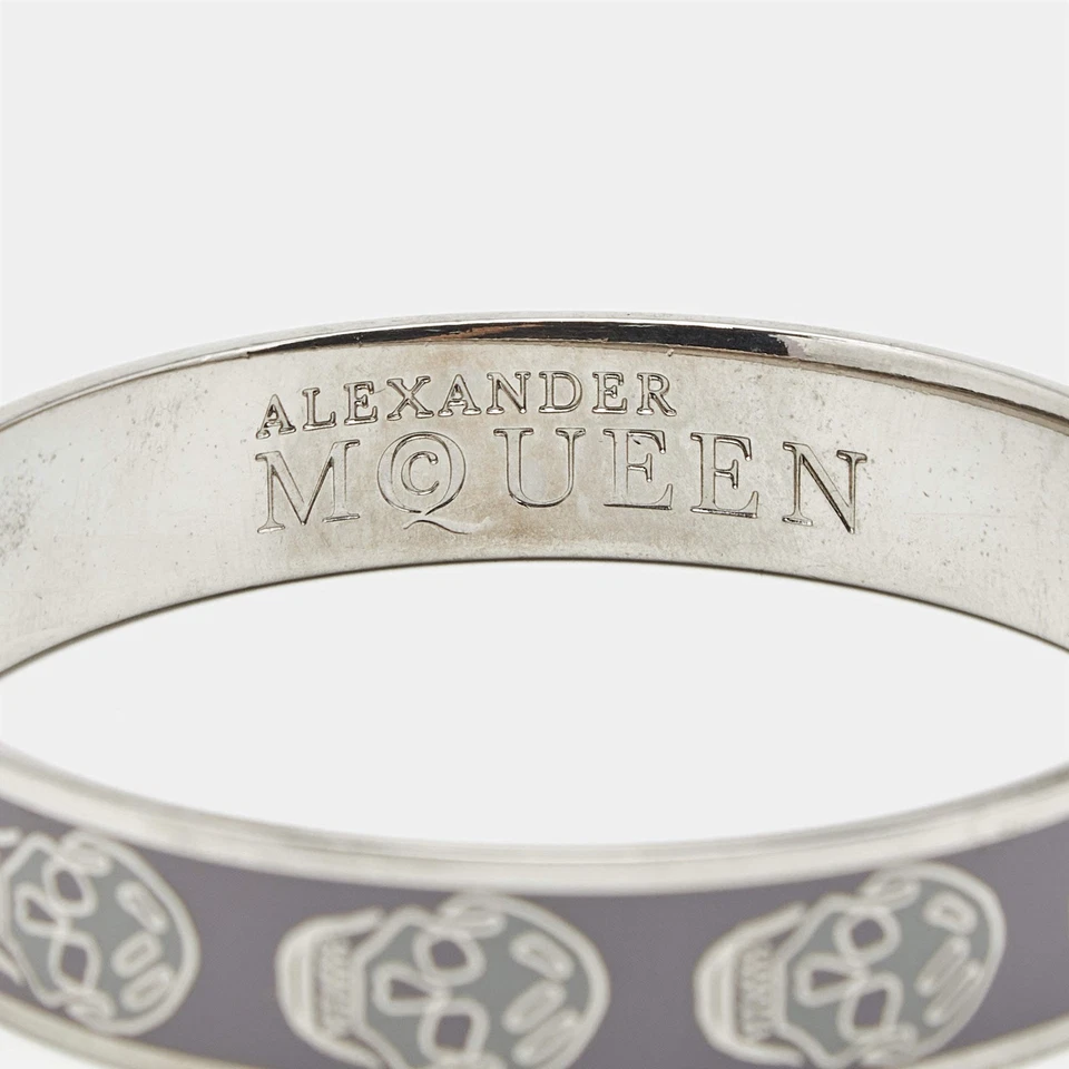 Brazalete Alexander McQueen Esmalte Calavera Tono Plata Foto 4 de 4