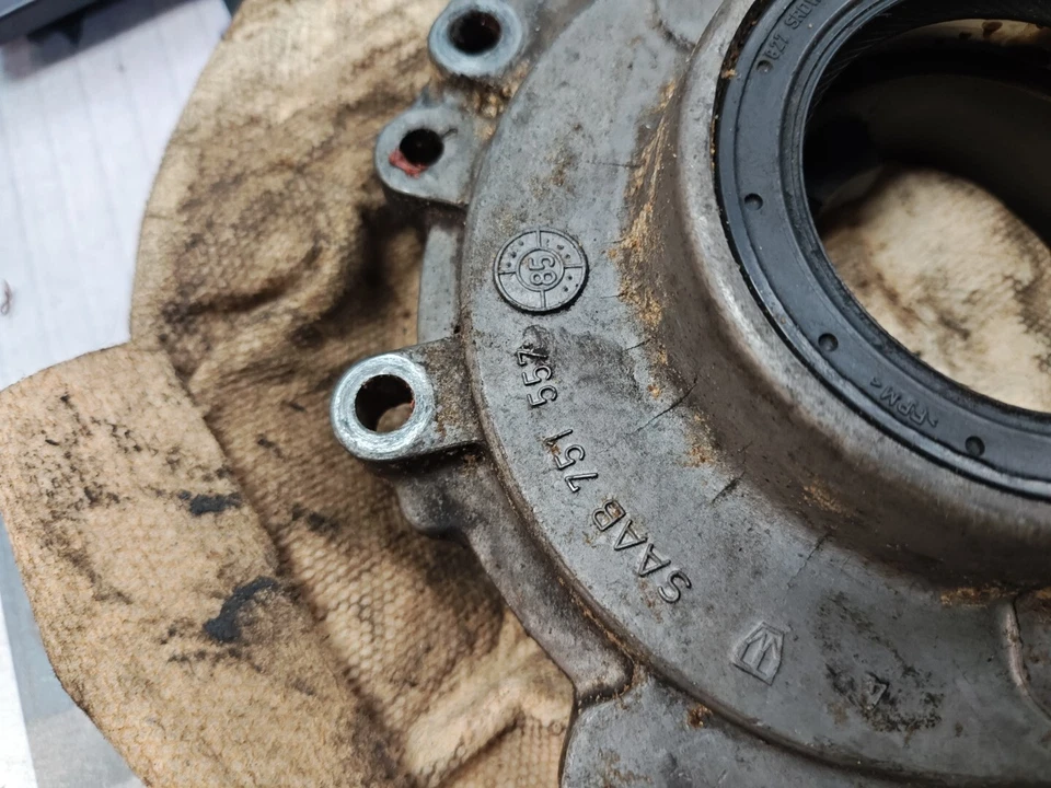 Engranajes y cubierta de bomba de aceite Saab 900 usados 751557 Foto 3 de 3