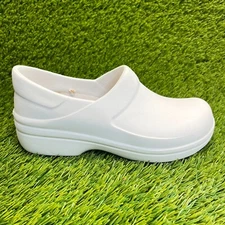 Crocs Neria Pro II Womens Size 6 White Walking Outdoor Slip On Work Clogs Shoes