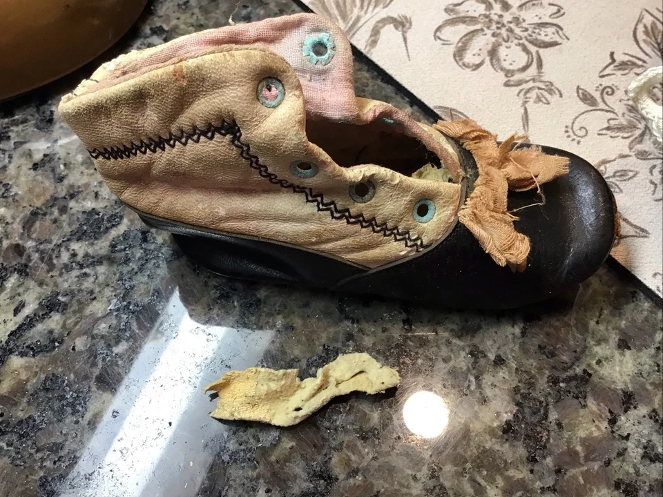 古董维多利亚皮革系带婴儿靴双色黑色白色和粉红色 — 第 4/4 张图片