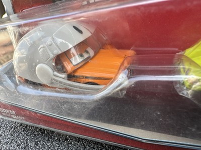 DISNEY PIXAR CARS 2 TWIN PACK - ACER WITH HELMET/GREM WI TH HELMET