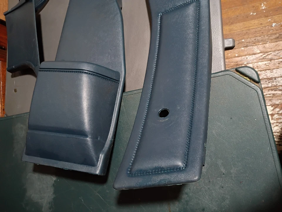 1977-89 CHEVROLET CAPRICE INTERIOR B-PILLAR ACABAMENTO MOLDAGEM Conjunto NAVY LH/RH - Imagem 3 de 4