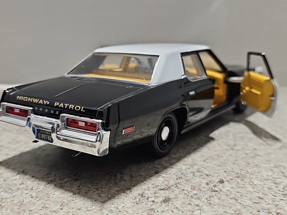 Greenlight Hot Pursuit 1974 Dodge Monaco Ca. Hwy. Patrol 1:24 Diecast Series 1 - Image 4 of 4