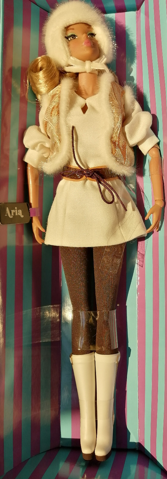 Poupée Aria Integrity Toys 2008 Dynamite Girls 66005 NRFB de collection