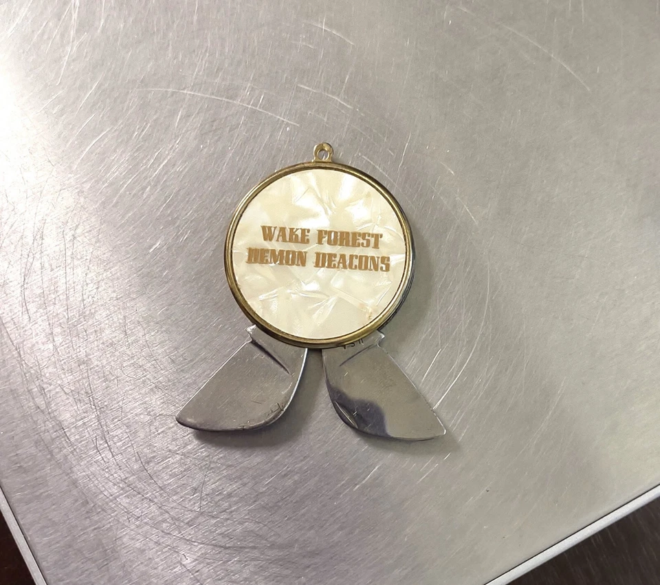 Navaja de Bolsillo Redonda Oficial Wake Forest Demon Deacons NCAA Foto 3 de 4
