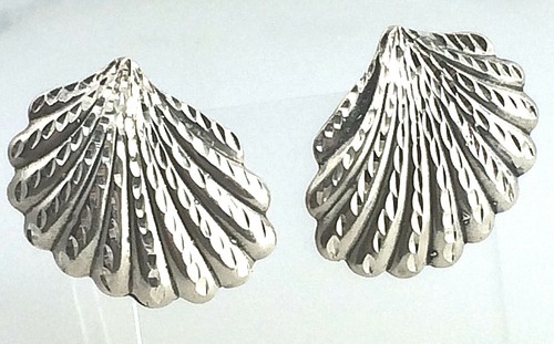 Pendientes de poste vintage de plata esterlina 0,925 corte festoneada de almeja con carcasa de almeja - Imagen 2 de 6