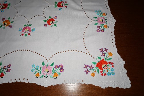 Schöne Mitteldecke-Handarbeit-Ungarn-Kalocsa Stickerei-Blumen-Tischdecke-Neu/unb - Bild 5 von 8