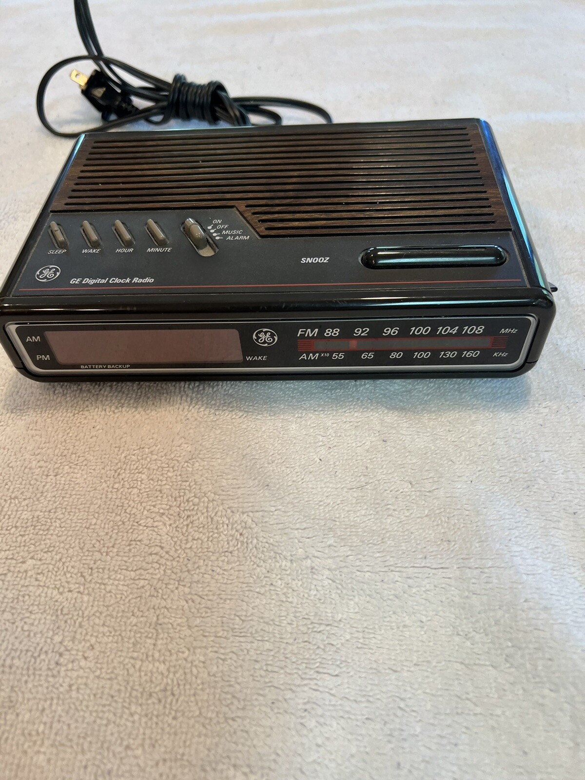 Vintage 1980s GE General Electric Digital Alarm Clock Radio 74612b