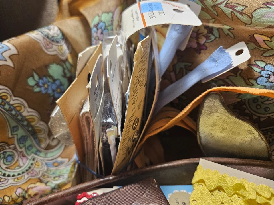 ENORME LOTE DE NOCIONES DE COSTURA Y RACK RICK VINTAGE, PAQUETES COMPLETOS Y PARCIALES Foto 3 de 4