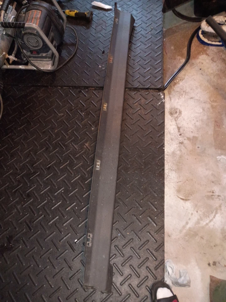 Оригинальный молдинг для правой качающейся панели 2006 Hummer H3 - Изображение 2 из 2