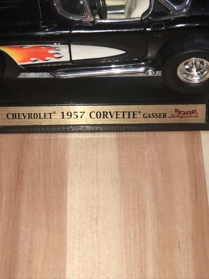 Chevrolet Chevy Corvette Gasser 1957 Road Signature escala 1/18 Die Cast Car  Foto 2 de 4