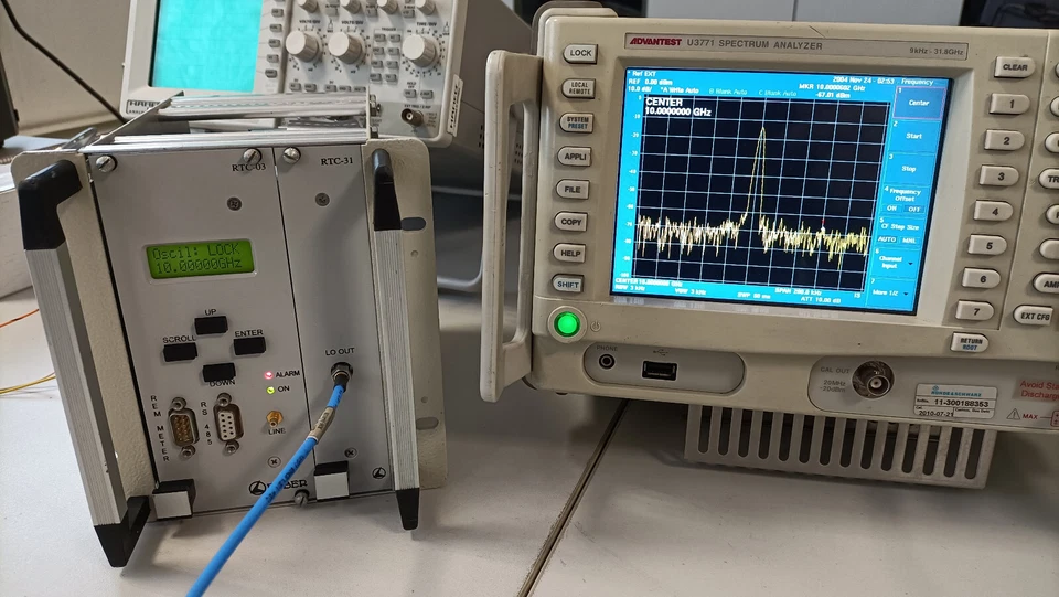 10 GHZ SYNTHESIZER - SIGNAL SOURCE - 100 KHZ TUNING STEP - Immagine 2 di 4