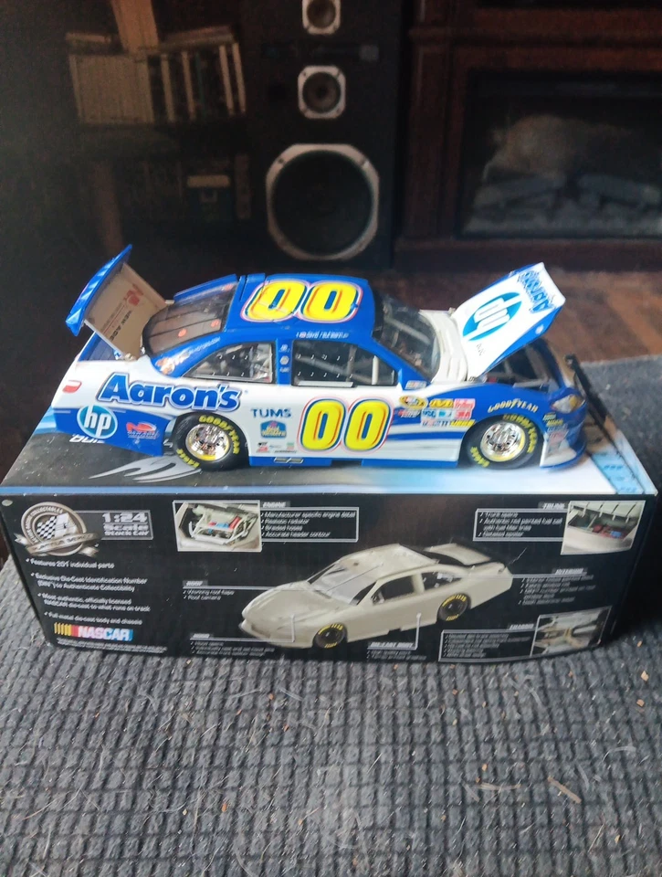 2011 David Reutimann 00 Hewlett Packard Toyota 1/24 Lionel Diecast Nascar - Image 3 of 4