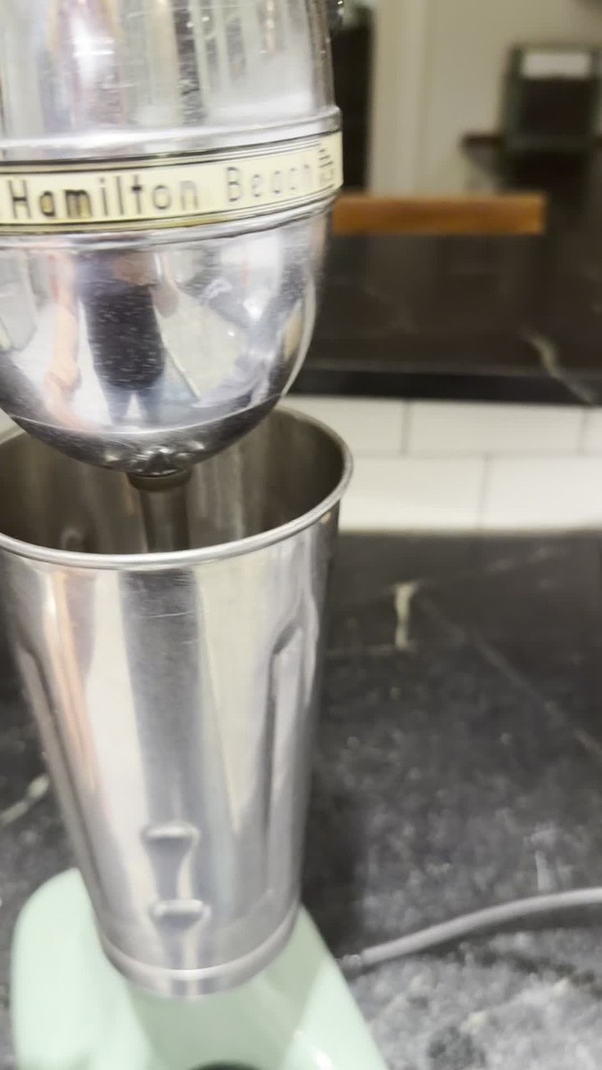 ハミルトンビーチHamilton Beach クラシックドリンクミキサー 中古品 Vintage Hamilton Beach Model 33 Milkshake Mixer Green Rewired