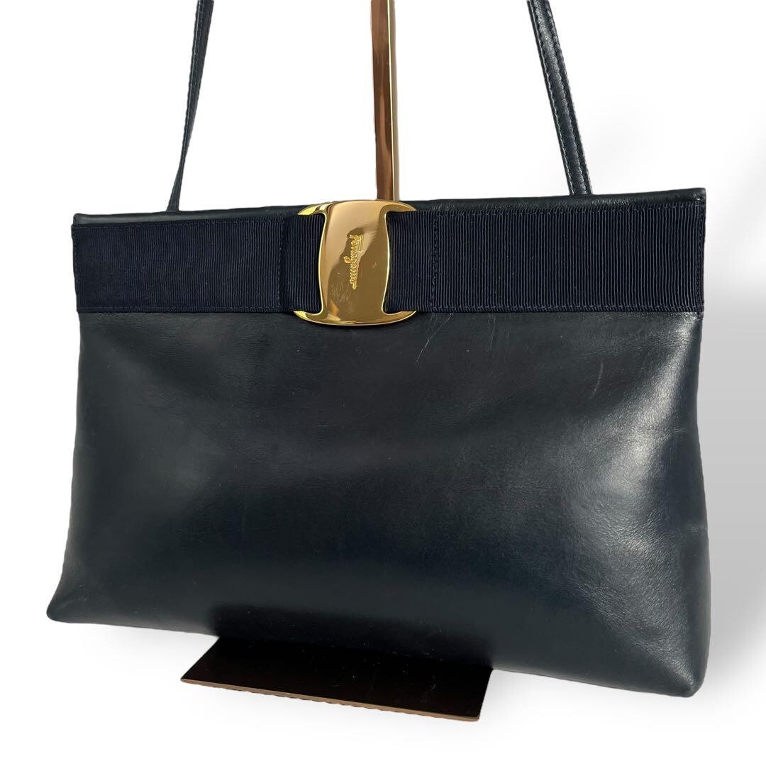 【Salvatore Ferragamo】ハンドバッグ　ゴールド金具　ネイビー Salvatore Ferragamo】ハンドバッグ ゴールド金具 ネイビー バッグ