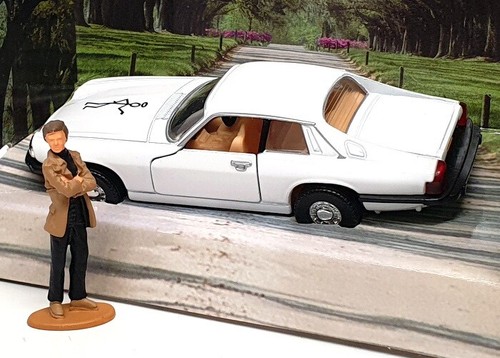Corgi 11.5cm Long Diecast 57404 Return Of The Saint Jaguar XJS + Figure - White - Picture 3 of 5